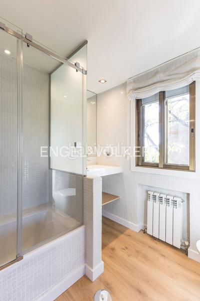 Foto fd48a3cc-aed9-4d98-a655-3134e67f4fdd. Rent penthouse with heating parking pool in San Juan Bautista Madrid