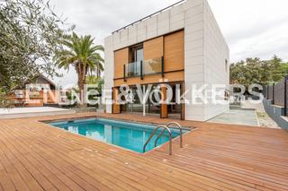 Location Maison  Genil. Hermoso chalet con piscina en el bosque