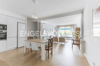 Location Appartement à Cuatro Caminos - Azca. Piso amueblado con terraza de 3 dormitorios