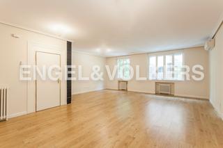 Alquiler Apartamento en Recoletos. Amplio piso familiar en calle villanueva cerca del retiro.