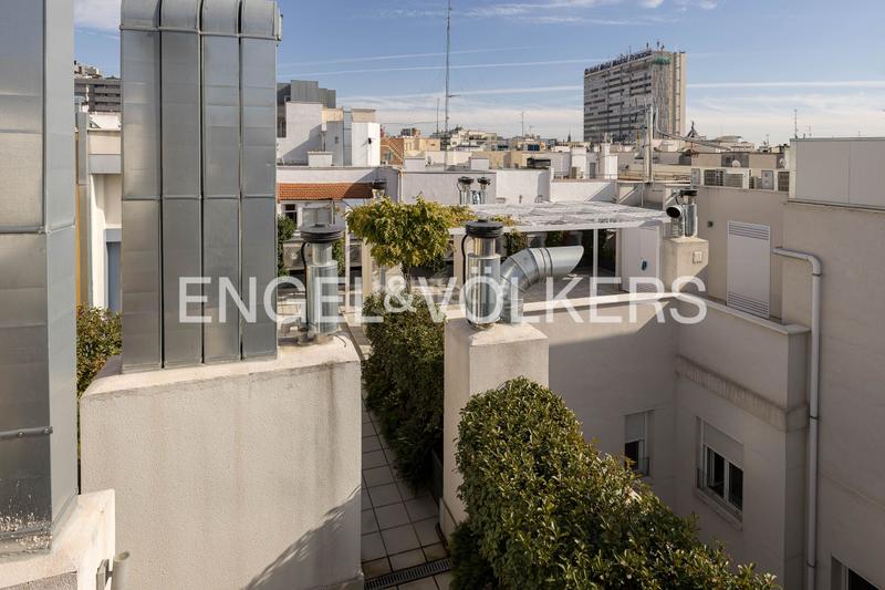 Foto 730b10e7-f881-4d5d-ae16-a18d2754325a. Lloguer àtic amb calefacció aparcament piscina a Madrid