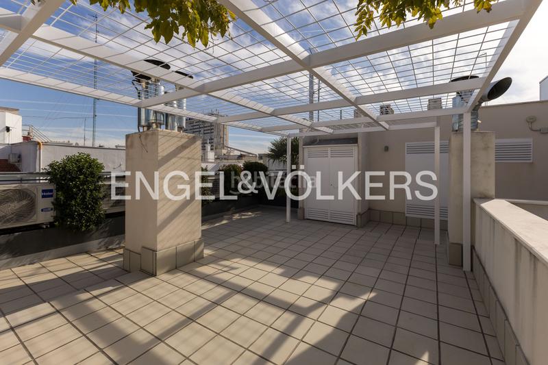 Foto 02dcb715-1548-458f-afae-fb0ad49b20d3. Miete dachwohnung mit heizung parking pool in Argüelles Madrid