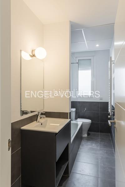 Foto 483cc185-b50c-4102-b1b2-57a7f1b3f5af. Miete dachwohnung mit heizung parking pool in Argüelles Madrid