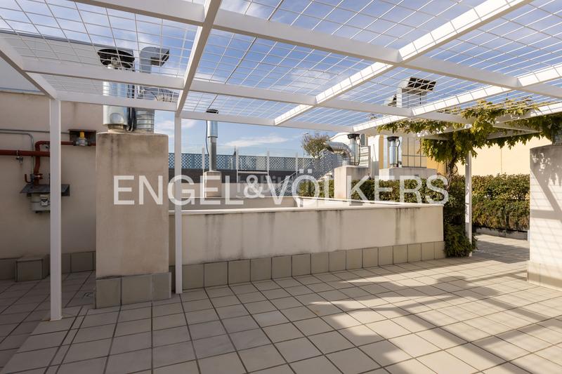 Foto a2c99fbe-30ee-4704-93b8-457f2c655260. Miete dachwohnung mit heizung parking pool in Argüelles Madrid