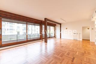 Lloguer Apartament a Castellana. Señorial piso exterior con parking y trastero en la milla de oro