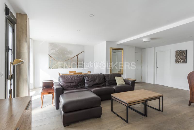 Foto 1a7dd5d0-5ee1-4112-a59e-71d304a1288f. Rent penthouse with heating parking pool in Sanchinarro Madrid