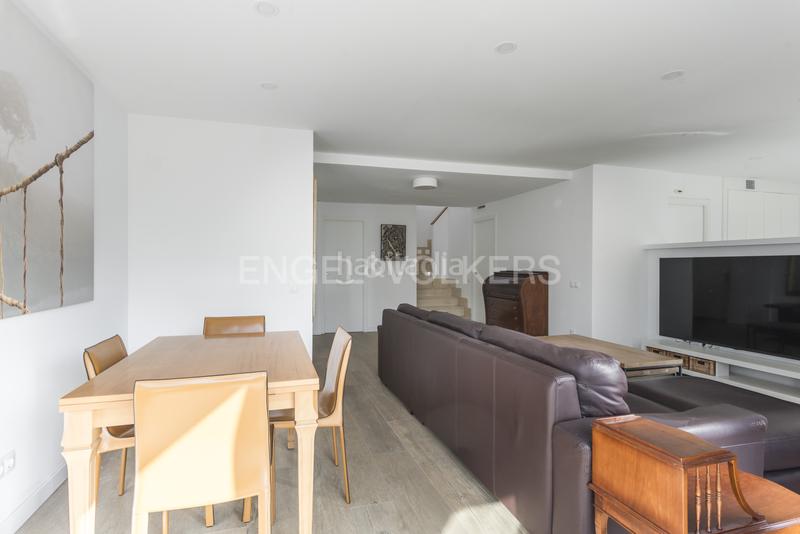 Foto 2c7d3402-5791-4844-b6ef-07c4943b1682. Rent penthouse with heating parking pool in Sanchinarro Madrid