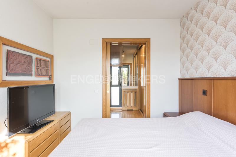 Foto cfd75164-f956-47a6-b45b-aa1df51bb898. Rent penthouse with heating parking pool in Sanchinarro Madrid