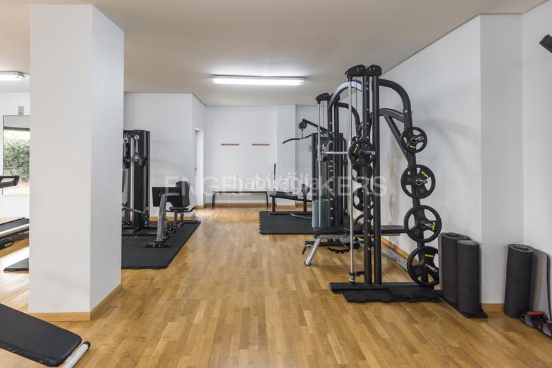 Foto d12170ab-49b6-4ca0-aba8-e0a29eab573b. Rent penthouse with heating parking pool in Sanchinarro Madrid