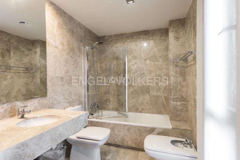 Foto d74b1449-d49e-4a68-b0fd-bce31c8a60dd. Rent penthouse with heating parking pool in Sanchinarro Madrid