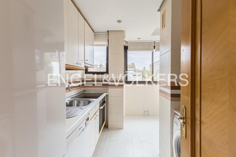 Foto 0a3e89a6-4900-4978-a078-811331886587. Location attique avec chauffage parking dans San Juan Bautista Madrid