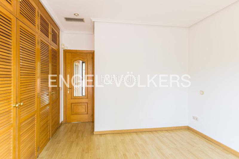 Foto be4d2ad0-5cbe-490b-a977-1f52ae95b20c. Location attique avec chauffage parking dans San Juan Bautista Madrid