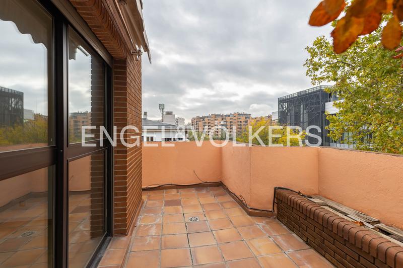 Foto 1828bb78-0c84-4992-ab39-779c15da98fd. Rent penthouse with heating parking in San Juan Bautista Madrid
