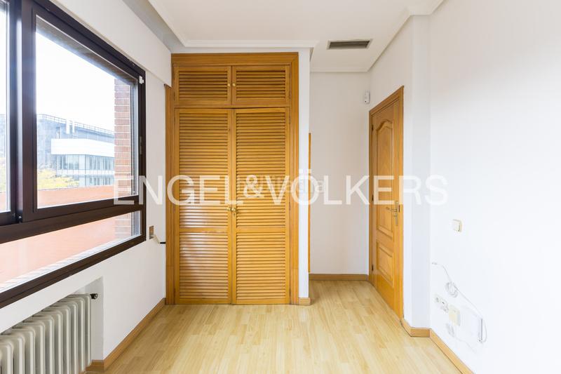Foto 6361c474-77bc-4f22-aae1-924db888a8b7. Rent penthouse with heating parking in San Juan Bautista Madrid