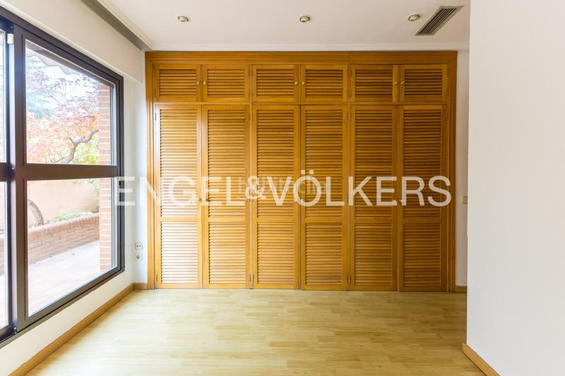 Foto 74dc5c56-e382-464b-985f-84ff038cc1c6. Rent penthouse with heating parking in San Juan Bautista Madrid