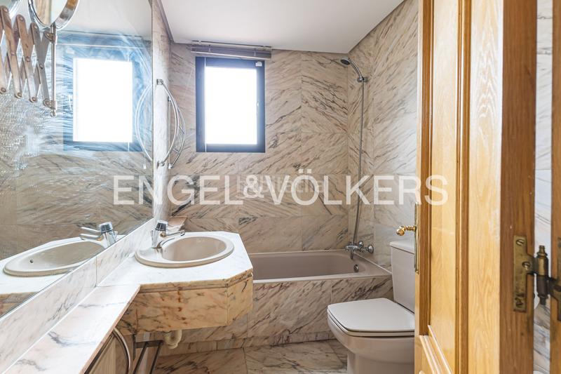 Foto 94daf314-ff60-4978-9e73-45584bc1e70b. Rent penthouse with heating parking in San Juan Bautista Madrid