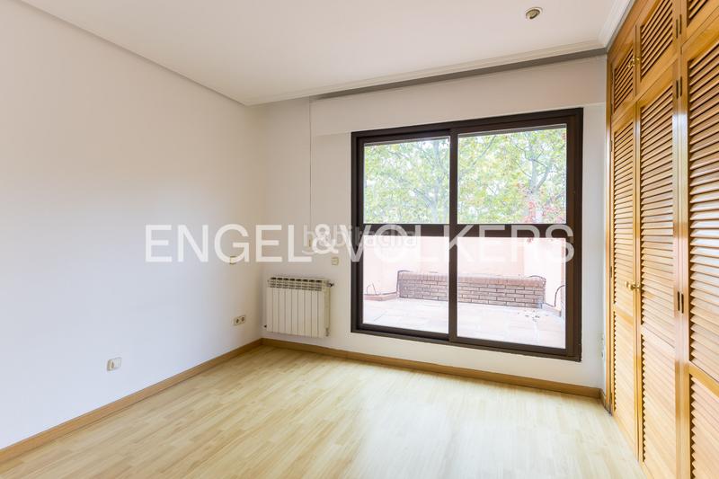 Foto a6fc077f-e766-46e4-9b77-c0e817f63c60. Rent penthouse with heating parking in San Juan Bautista Madrid