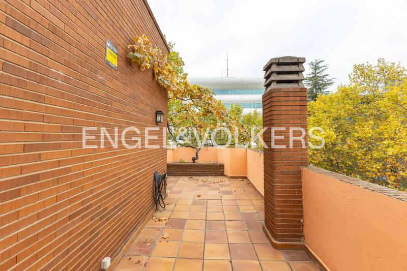Foto d9db5a45-cfbe-4b2a-9257-67cf824c5fd6. Rent penthouse with heating parking in San Juan Bautista Madrid