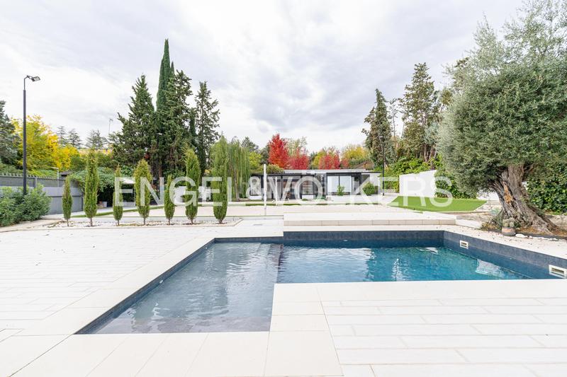 Foto 05404c1c-c0c4-434a-ad6c-ae92a1938529. Casa con riscaldamento parcheggio piscina in urbanización La Moraleja La Moraleja