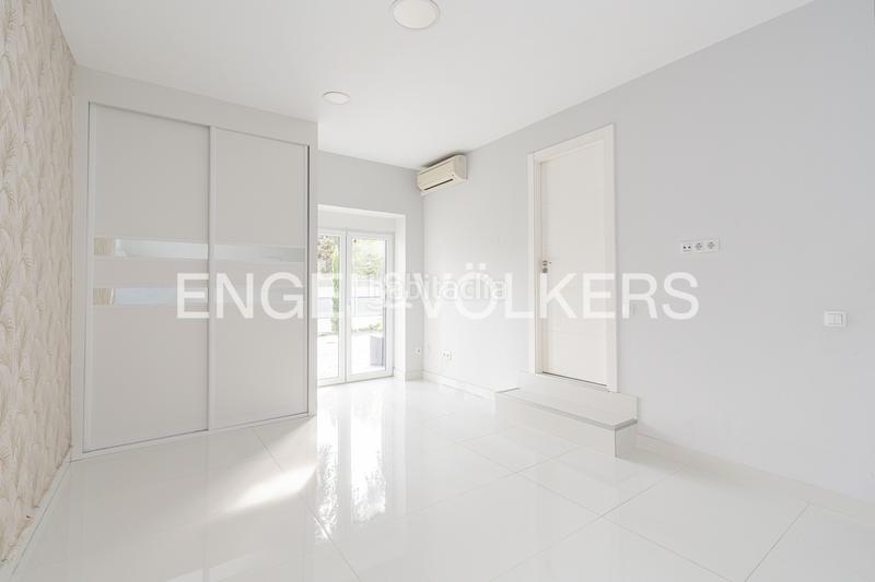 Foto 2b22e0c8-3405-4f33-bed1-45f7092b7415. Casa con riscaldamento parcheggio piscina in urbanización La Moraleja La Moraleja