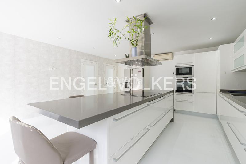 Foto 2b3d8ed7-3007-4a00-a3a2-b1aca69d48bf. Casa con riscaldamento parcheggio piscina in urbanización La Moraleja La Moraleja