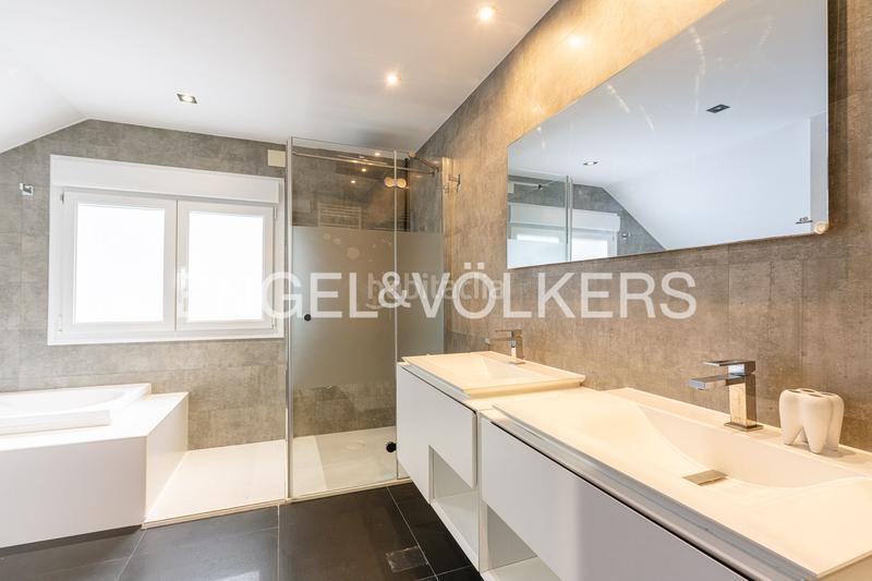 Foto 2b9117c3-ee6b-4880-96b8-393c1e53f8c3. Casa con riscaldamento parcheggio piscina in urbanización La Moraleja La Moraleja