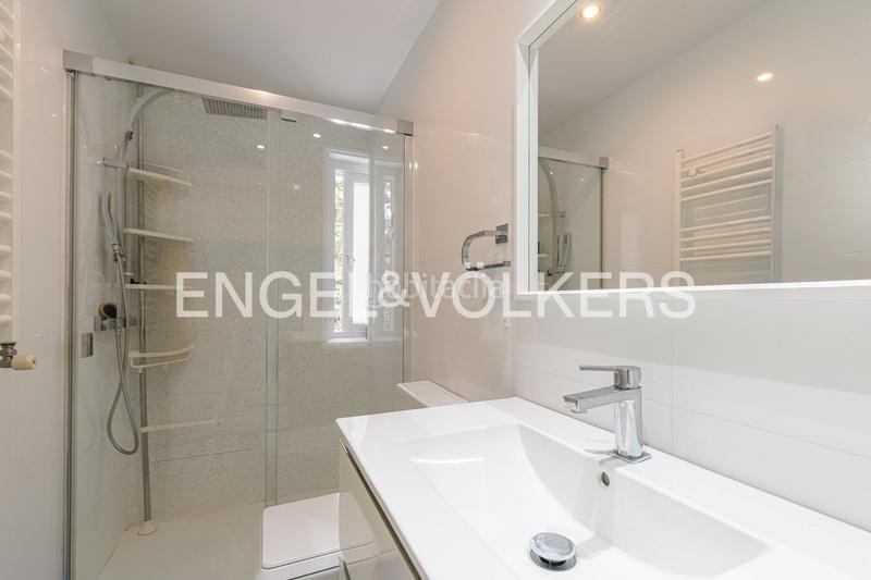 Foto 2d7aa747-e2e5-44a7-8ab6-d9782a870da7. Casa con riscaldamento parcheggio piscina in urbanización La Moraleja La Moraleja