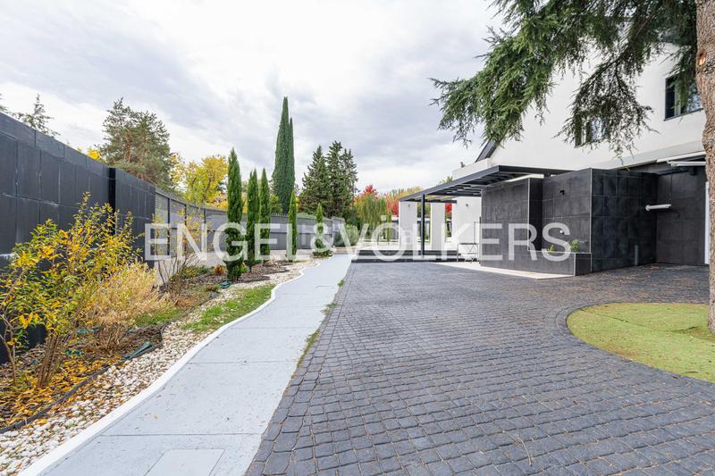 Foto 2ff8b01a-cf28-4f17-b593-427f273861e3. Casa con riscaldamento parcheggio piscina in urbanización La Moraleja La Moraleja