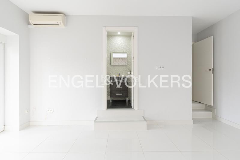 Foto 3ba15b1a-4bb2-4514-94ec-5d0238446fd4. Casa con riscaldamento parcheggio piscina in urbanización La Moraleja La Moraleja