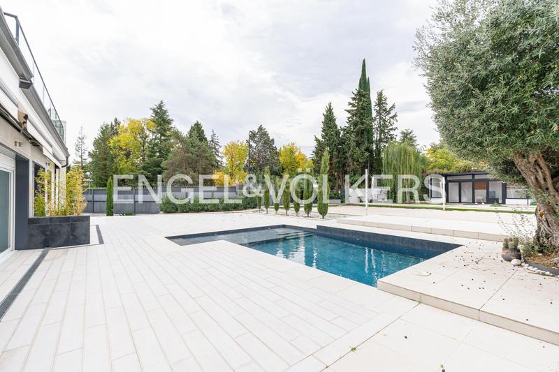 Foto 3c69c47b-ccc9-4ca3-8639-c77e6d38313d. Casa con riscaldamento parcheggio piscina in urbanización La Moraleja La Moraleja