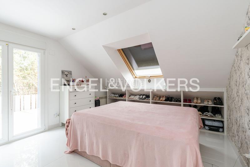 Foto 484d490c-f372-4b4d-92dd-9094e7ff13eb. Casa con riscaldamento parcheggio piscina in urbanización La Moraleja La Moraleja