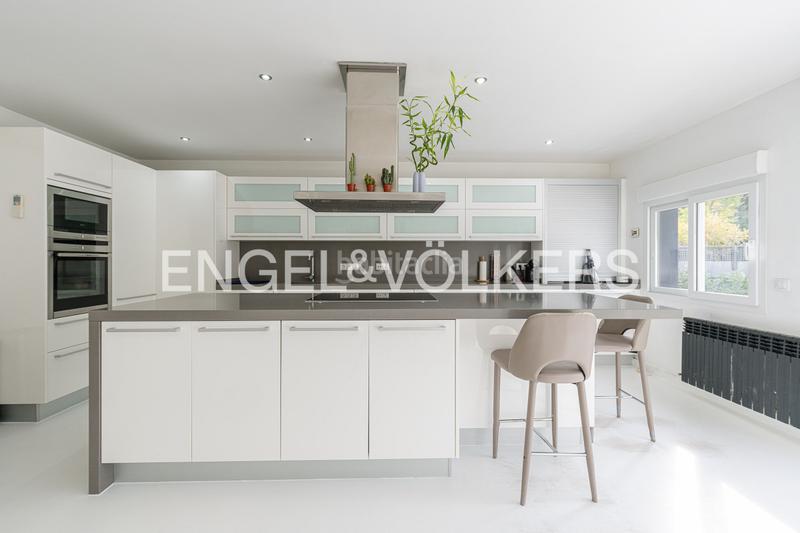 Foto 5a2d5a07-6d73-42d8-84c4-f3fe8e2126e3. Casa con riscaldamento parcheggio piscina in urbanización La Moraleja La Moraleja