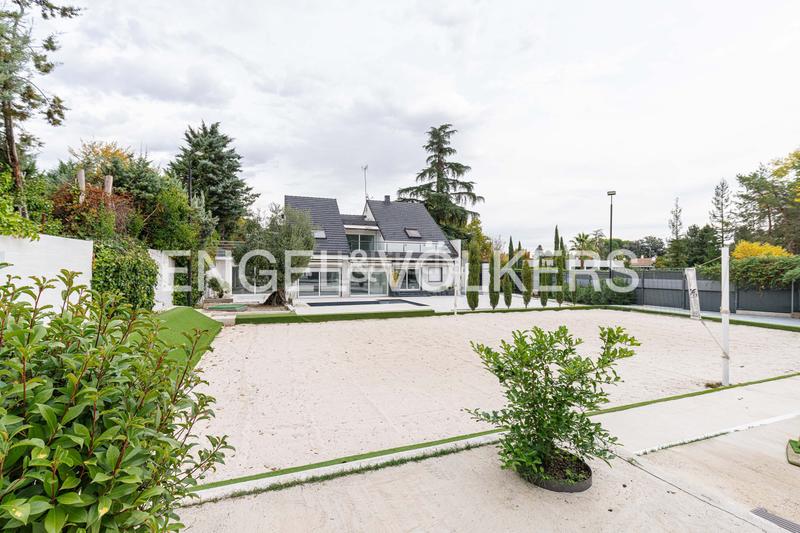 Foto 70281998-fa1f-456e-a10c-4e6e12a36b9b. Casa con riscaldamento parcheggio piscina in urbanización La Moraleja La Moraleja