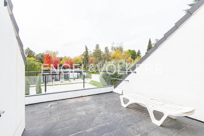 Foto 73486780-9a0f-4c51-a8c8-853bf1bb6ebc. Casa con riscaldamento parcheggio piscina in urbanización La Moraleja La Moraleja