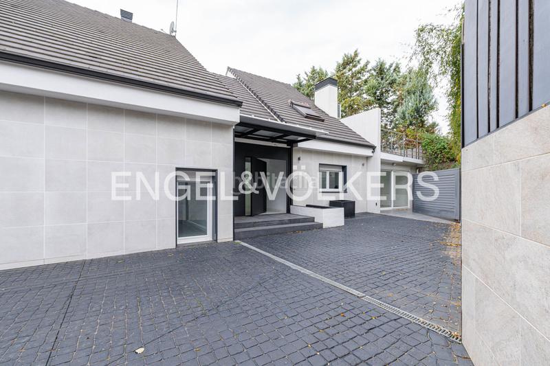 Foto 74ca0296-3923-49c9-a184-36e3bf07f509. Casa con riscaldamento parcheggio piscina in urbanización La Moraleja La Moraleja