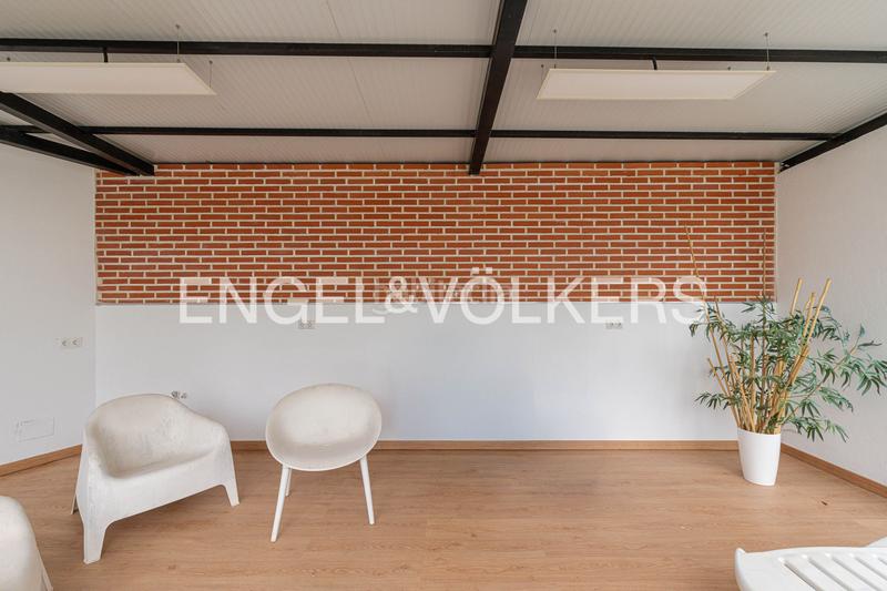 Foto 7b8395a8-97aa-49c5-9d29-44b2e86cf866. Casa con riscaldamento parcheggio piscina in urbanización La Moraleja La Moraleja