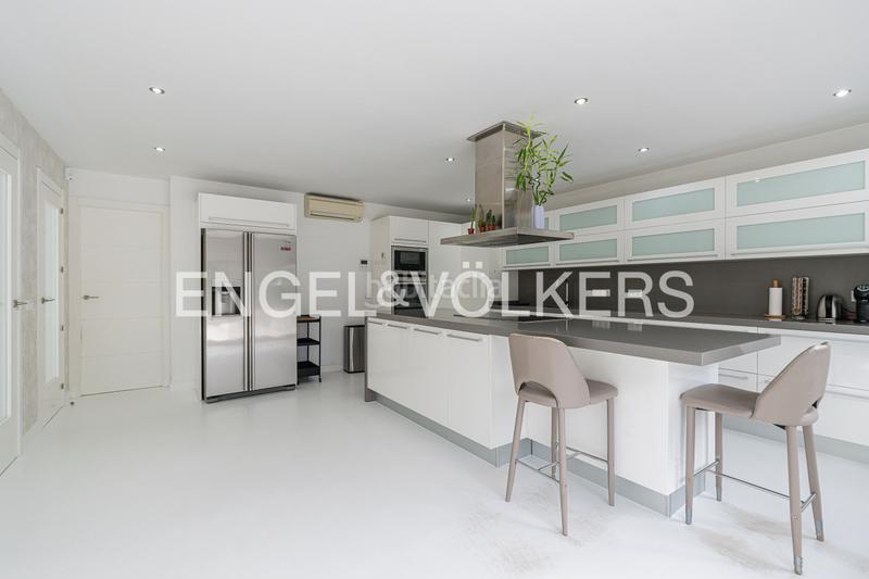 Foto 89c3136a-6824-47f3-a139-fa5228dd05d8. Casa con riscaldamento parcheggio piscina in urbanización La Moraleja La Moraleja