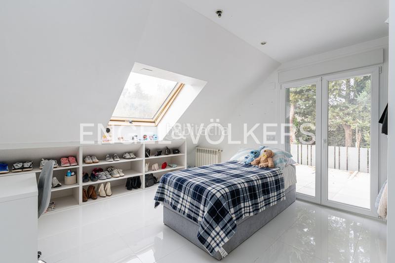 Foto 8e66beaa-0150-400c-a5ea-ebf616093f1a. Casa con riscaldamento parcheggio piscina in urbanización La Moraleja La Moraleja