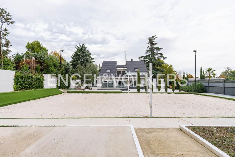 Foto 99b5a94e-28ae-41a8-b001-c524970edf46. Casa con riscaldamento parcheggio piscina in urbanización La Moraleja La Moraleja