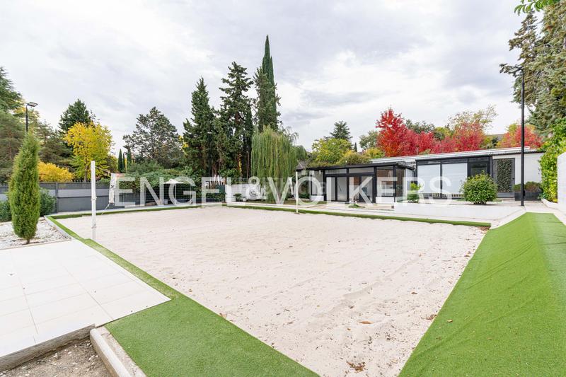 Foto 9d06038b-f27a-43e2-99af-1d3e3bbaf09b. Casa con riscaldamento parcheggio piscina in urbanización La Moraleja La Moraleja