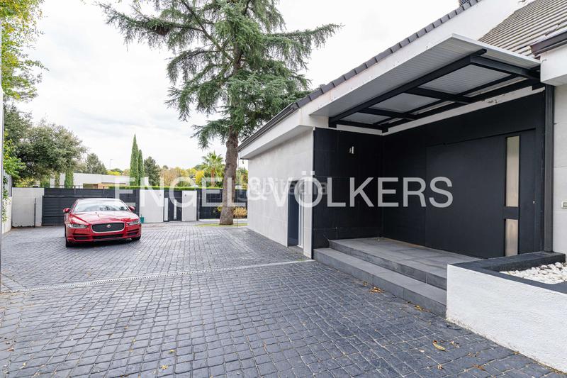 Foto a4349ddc-5fd9-4985-a226-29cada0952b4. Casa con riscaldamento parcheggio piscina in urbanización La Moraleja La Moraleja