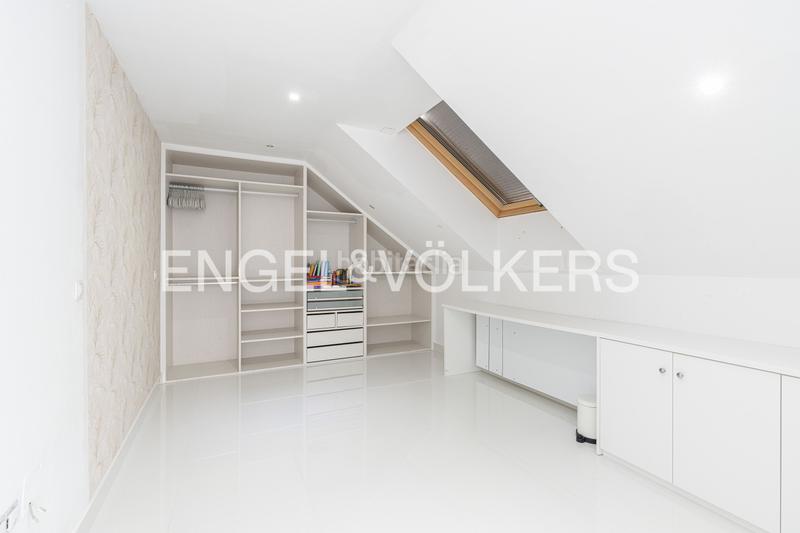 Foto a9ab79a5-d619-4632-bd27-89c0fe066c16. Casa con riscaldamento parcheggio piscina in urbanización La Moraleja La Moraleja