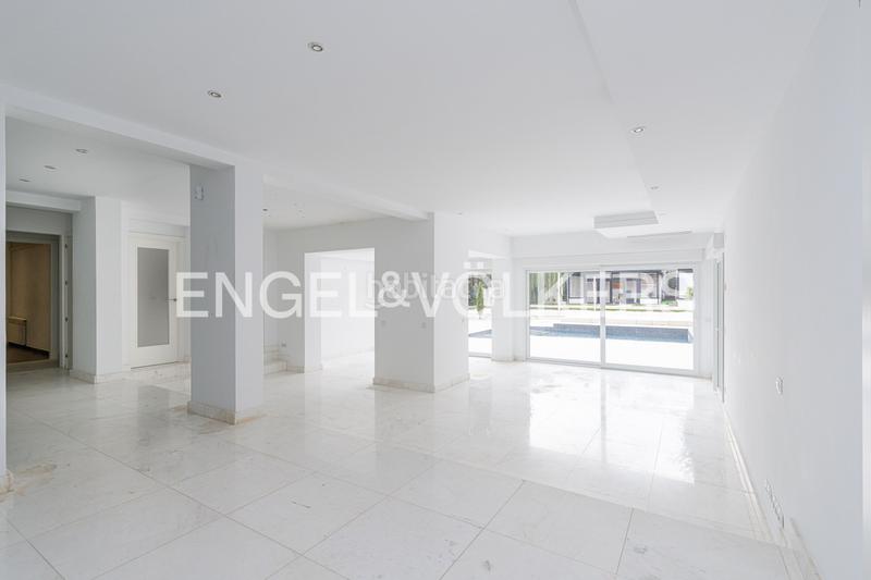 Foto c0e65e06-c1df-401a-acc2-520cddaf9df7. Casa con riscaldamento parcheggio piscina in urbanización La Moraleja La Moraleja