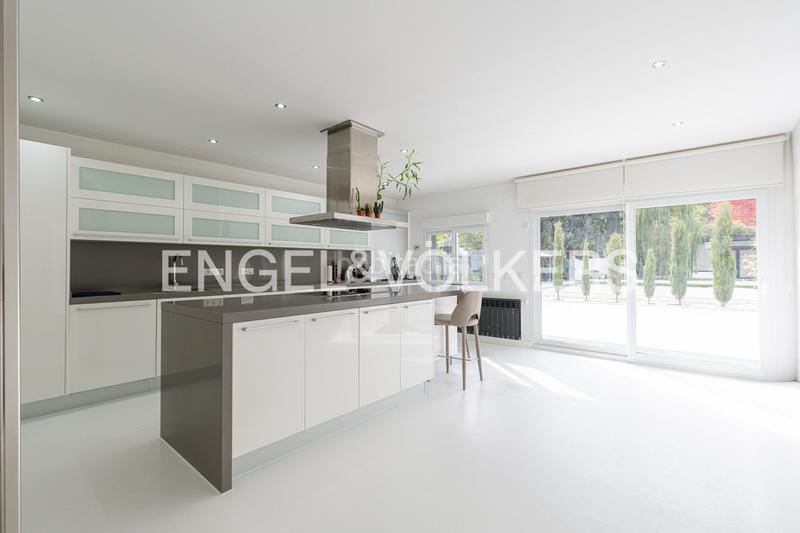 Foto d42cc4f6-45e2-4fc2-b74f-c7e25948bd54. Casa con riscaldamento parcheggio piscina in urbanización La Moraleja La Moraleja