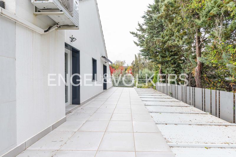 Foto d9653b9e-eb4d-4c0d-90d3-cf795f6f57e5. Casa con riscaldamento parcheggio piscina in urbanización La Moraleja La Moraleja