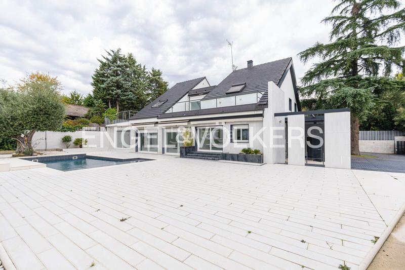 Foto db782d88-3700-4dff-b172-22e0d8a17554. Casa con riscaldamento parcheggio piscina in urbanización La Moraleja La Moraleja