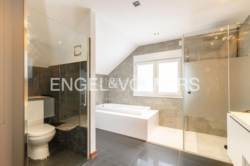 Foto f35fa484-c06d-4eea-81ee-04c055af2ede. Casa con riscaldamento parcheggio piscina in urbanización La Moraleja La Moraleja