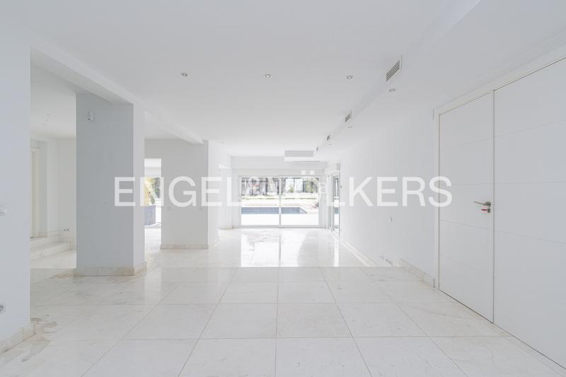 Foto fa0d8cfa-719a-4483-8440-50d9326287b8. Casa con riscaldamento parcheggio piscina in urbanización La Moraleja La Moraleja