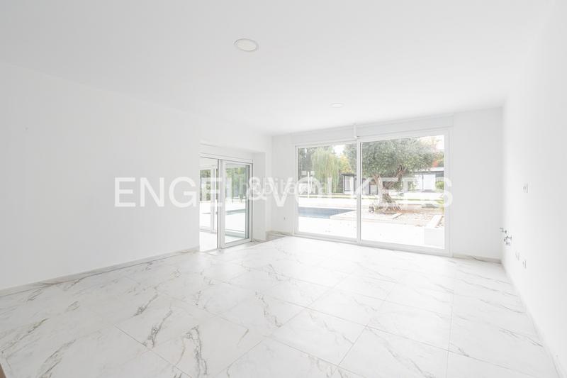 Foto fd8eba45-e808-4f66-aa8e-add078283c4a. Casa con riscaldamento parcheggio piscina in urbanización La Moraleja La Moraleja