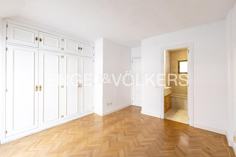 Foto 3ca707cb-3bd4-4954-8ed5-7b0b6a060b45. Casa amb calefacció aparcament piscina a San Juan Bautista Madrid